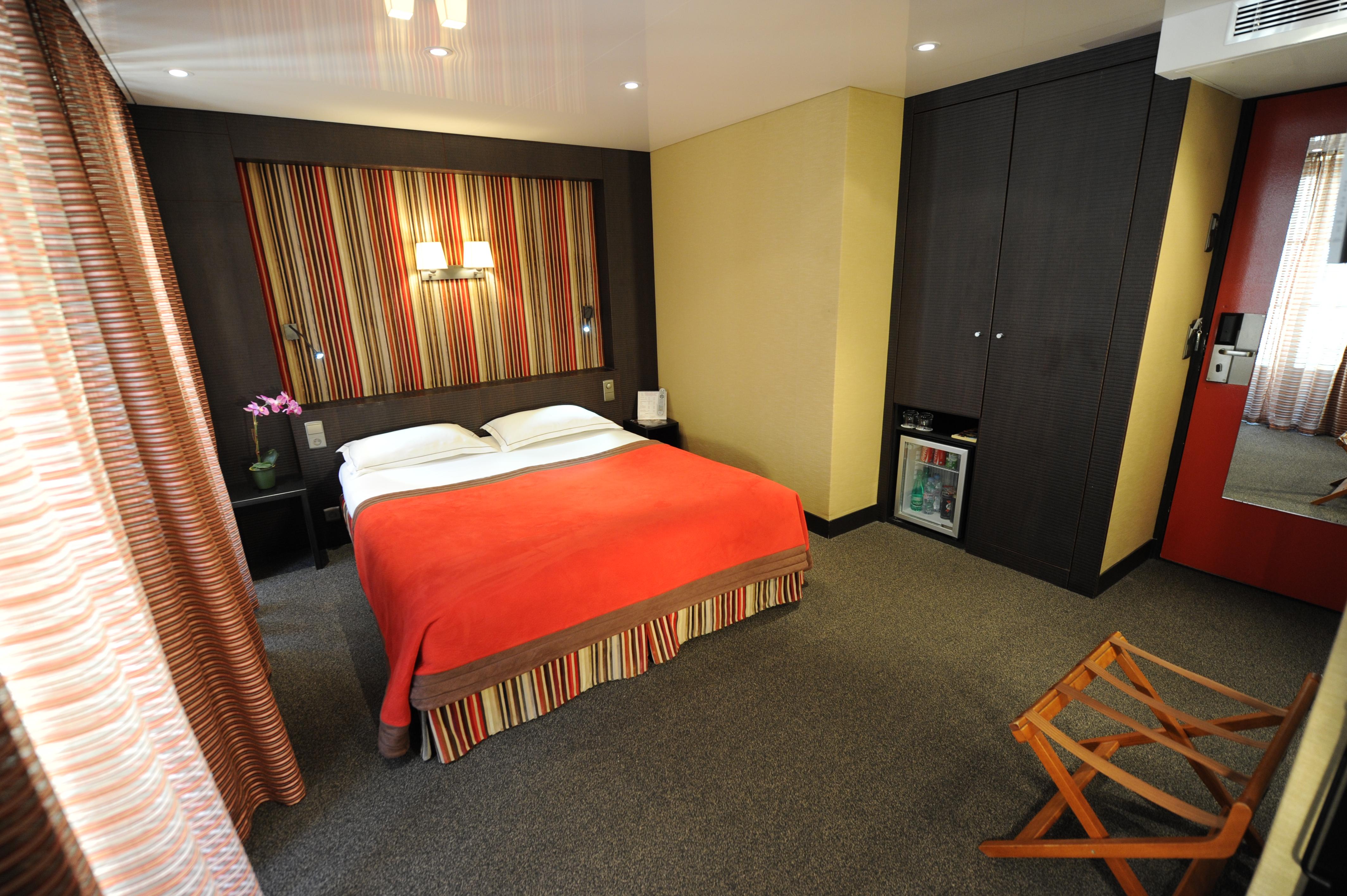 Hotel Du Vieux Saule Paris Bagian luar foto